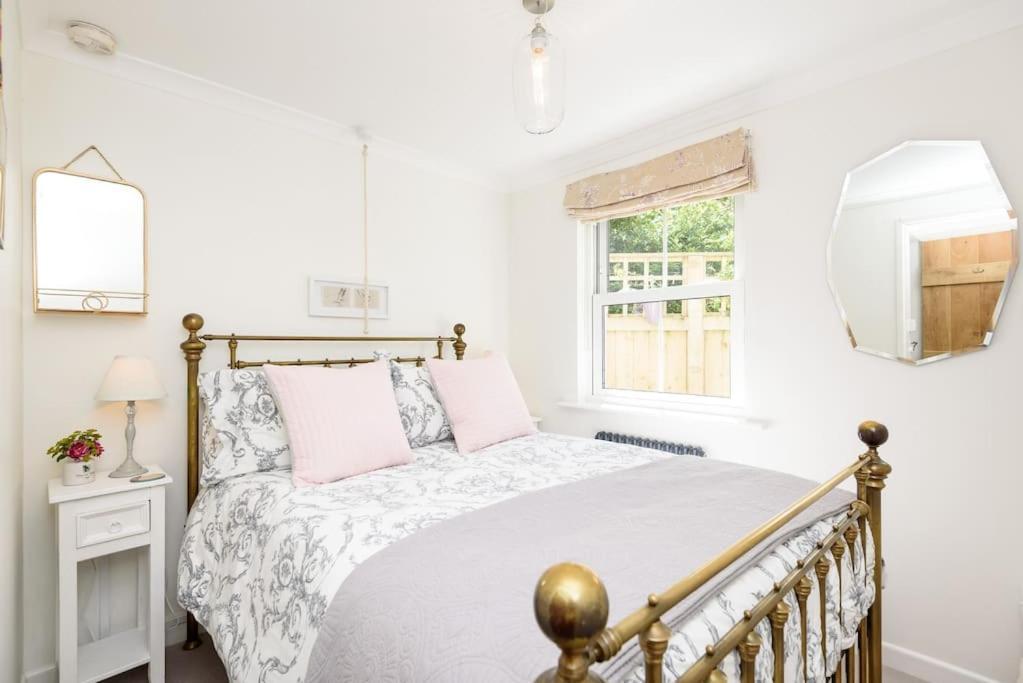 Bijou Coastal Apartment In Polperro With Hot Tub Onsite Parking Downhill Walk To Village Bagian luar foto