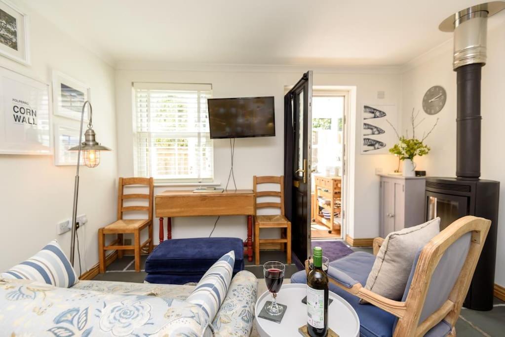 Bijou Coastal Apartment In Polperro With Hot Tub Onsite Parking Downhill Walk To Village Bagian luar foto