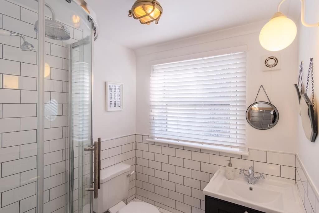 Bijou Coastal Apartment In Polperro With Hot Tub Onsite Parking Downhill Walk To Village Bagian luar foto