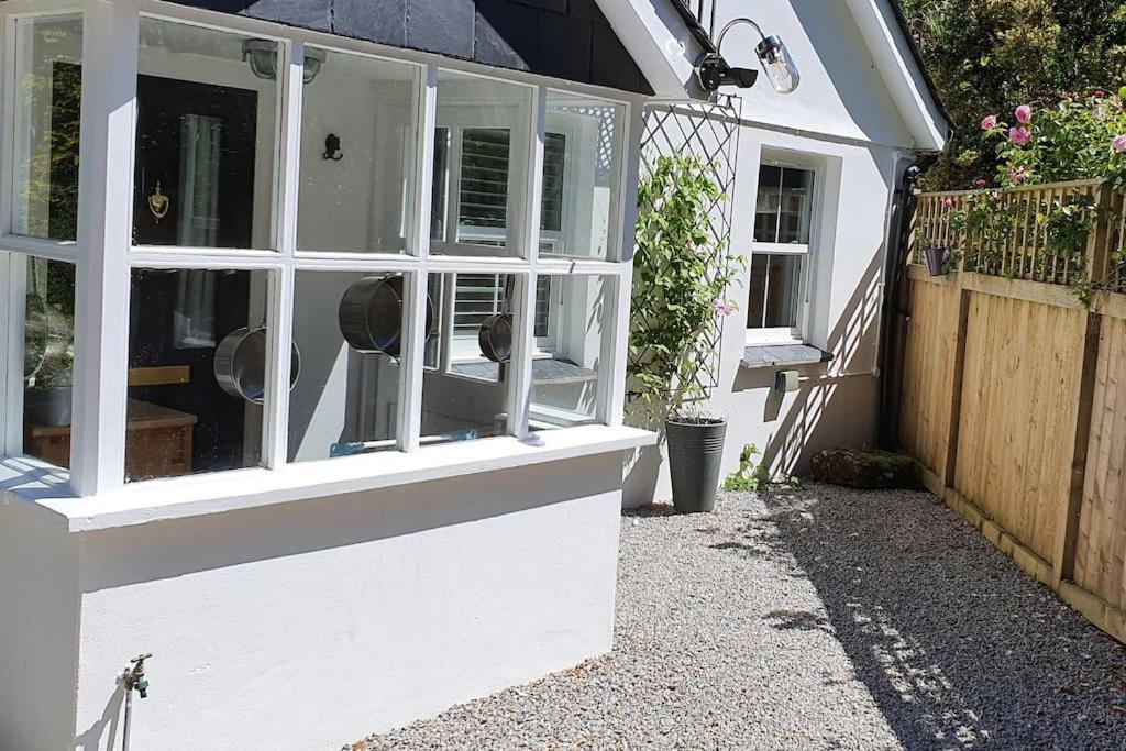 Bijou Coastal Apartment In Polperro With Hot Tub Onsite Parking Downhill Walk To Village Bagian luar foto