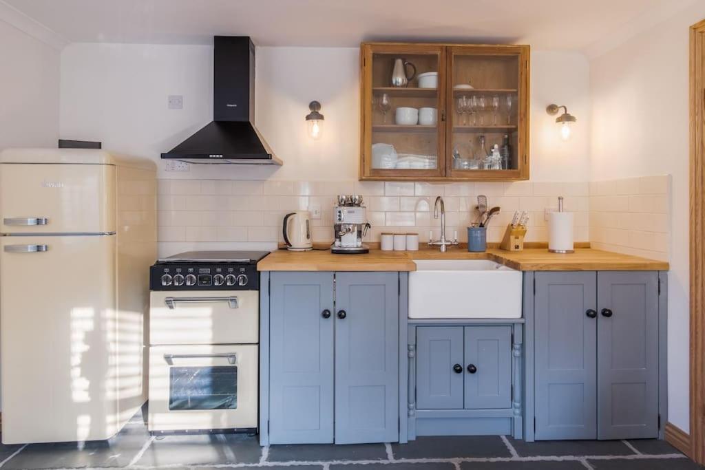 Bijou Coastal Apartment In Polperro With Hot Tub Onsite Parking Downhill Walk To Village Bagian luar foto