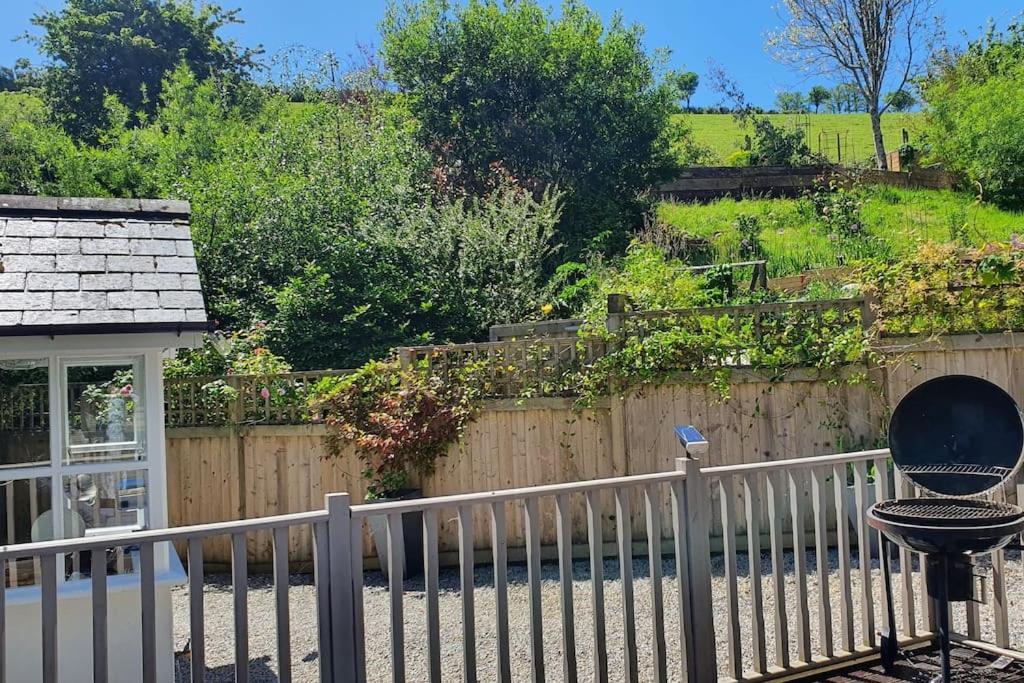 Bijou Coastal Apartment In Polperro With Hot Tub Onsite Parking Downhill Walk To Village Bagian luar foto